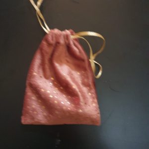 Zakje met gekleurde steentjes